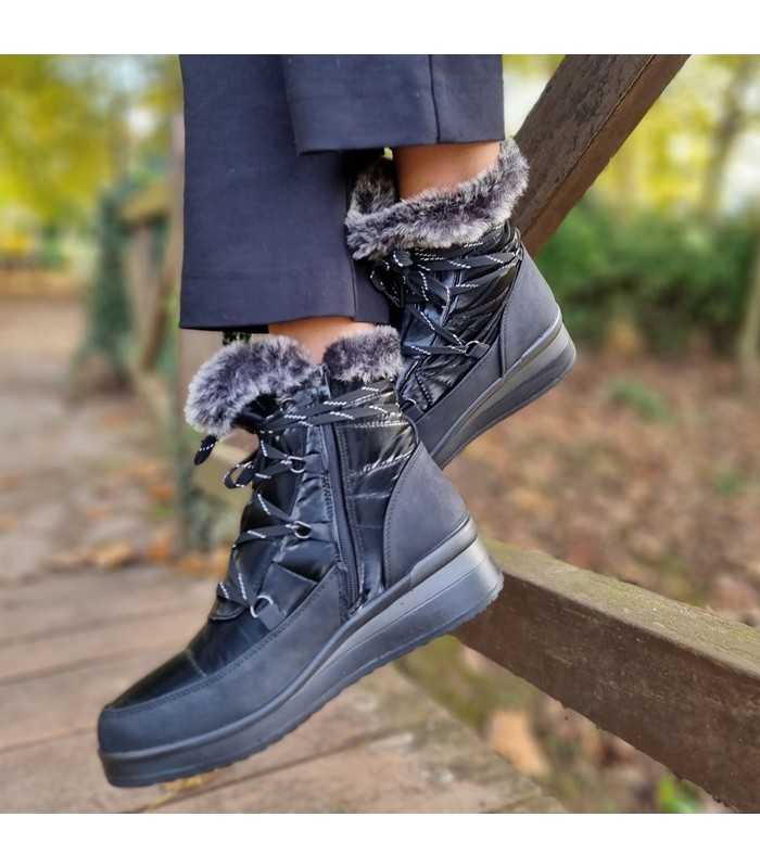 Botin mujer 23M570 cuña ligero de Mysoft negro con los pies cruzados en modelo