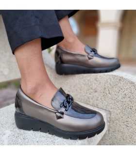 Mujer posando con el Zapato mocasin piel nacarada del Doctor Cutillas