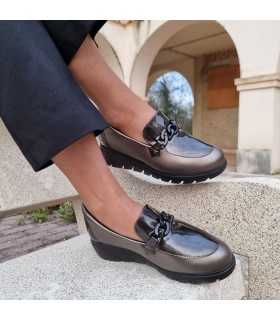 modelo con las piernas cruzadas calzado el mocasines de Cutillas