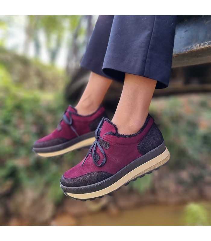 vista del perfil de Zapato deportivo cuña Kitty color burdeos puestos en los pies
