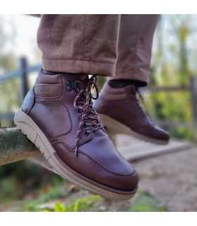 Hombre con las Botas piel marrones hombre cordones de Clayan puestas