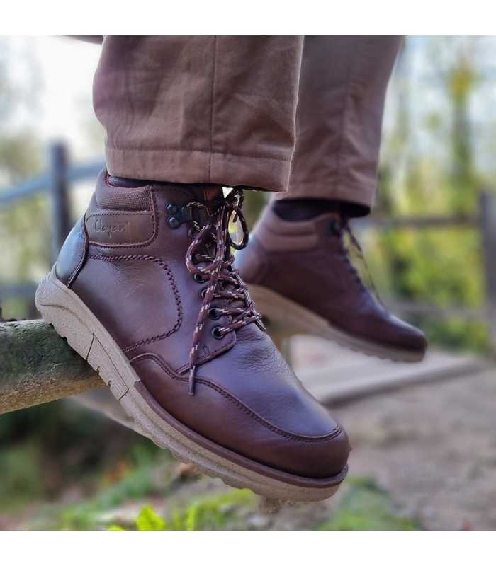 Hombre con las Botas piel marrones hombre cordones de Clayan puestas