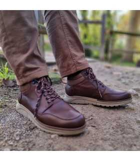 Modelo posando con Botas piel marrones hombre cordones de Clayan