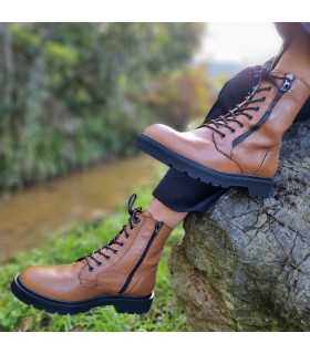 Botas estilo militar waterdrops camel de Rizzoli luciéndolas en los pies