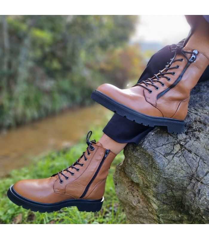 Botas estilo militar waterdrops camel de Rizzoli luciéndolas en los pies