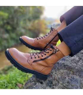 Bota estilo militar waterdrops camel de Rizzoli, puestas em modelo