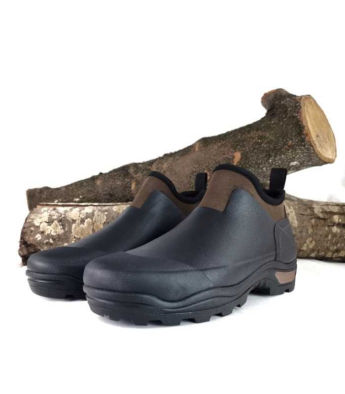 Botínes para hombre en neopreno negro y marrón, vista de medio lado mostrando diseño resistente – Segura
