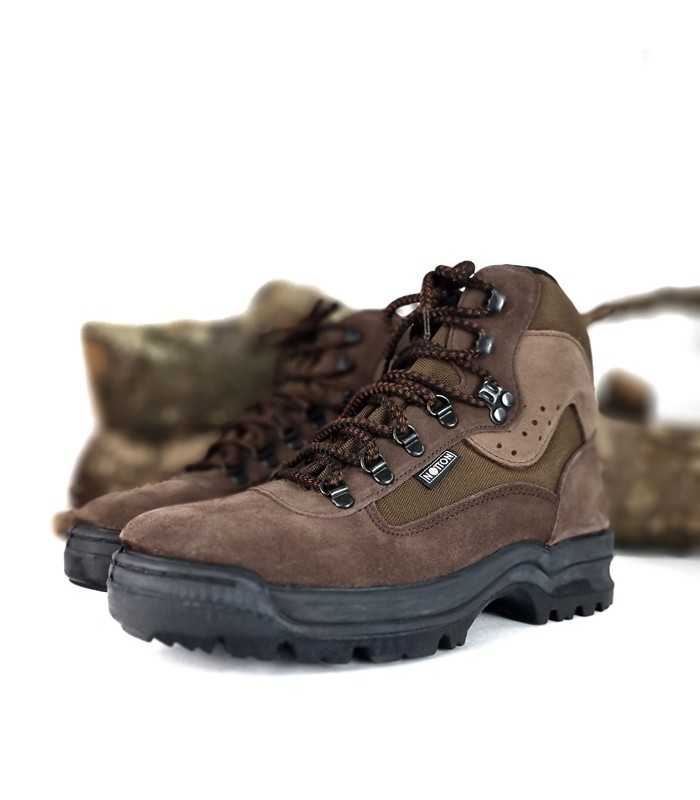Bota de trekking de hombre color marron fabricado por Notton con plantilla de latex y corte en piel
