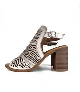 Sandalia de mujer en piel troquelada con tacón de Walk & Fly, estilo moderno y elegante.