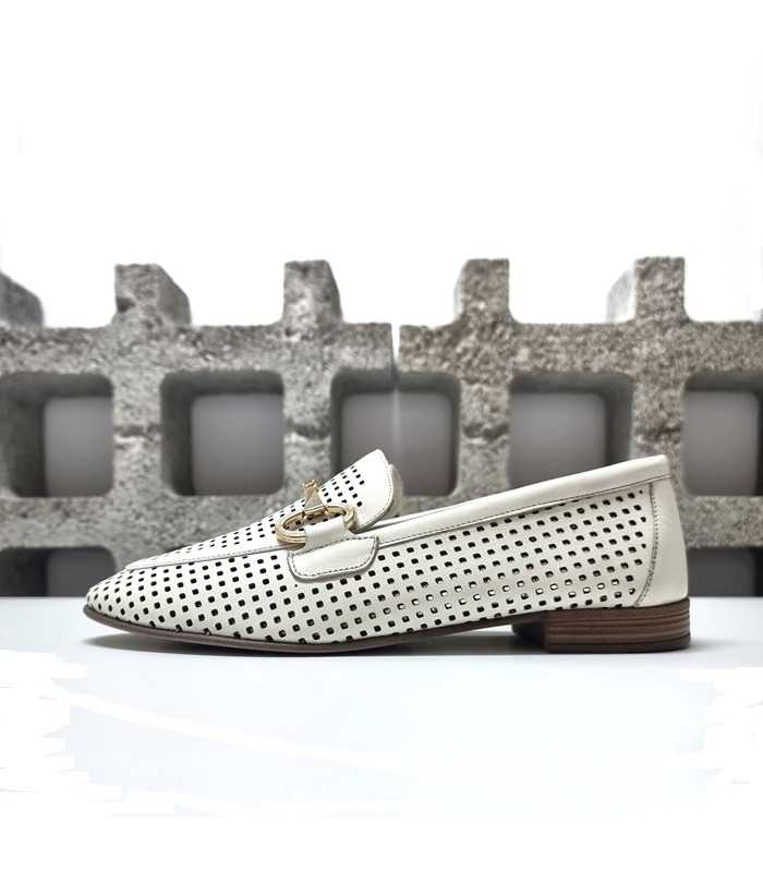 Mocasínes mujer piel calada Walk Fly en color blanco de perfil.