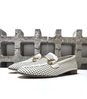 Mocasínes mujer piel calada Walk Fly en blanco de medio perfil.