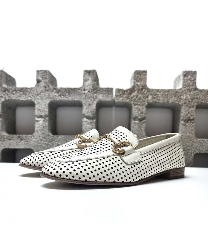 Mocasínes mujer piel calada Walk Fly en blanco de medio perfil.
