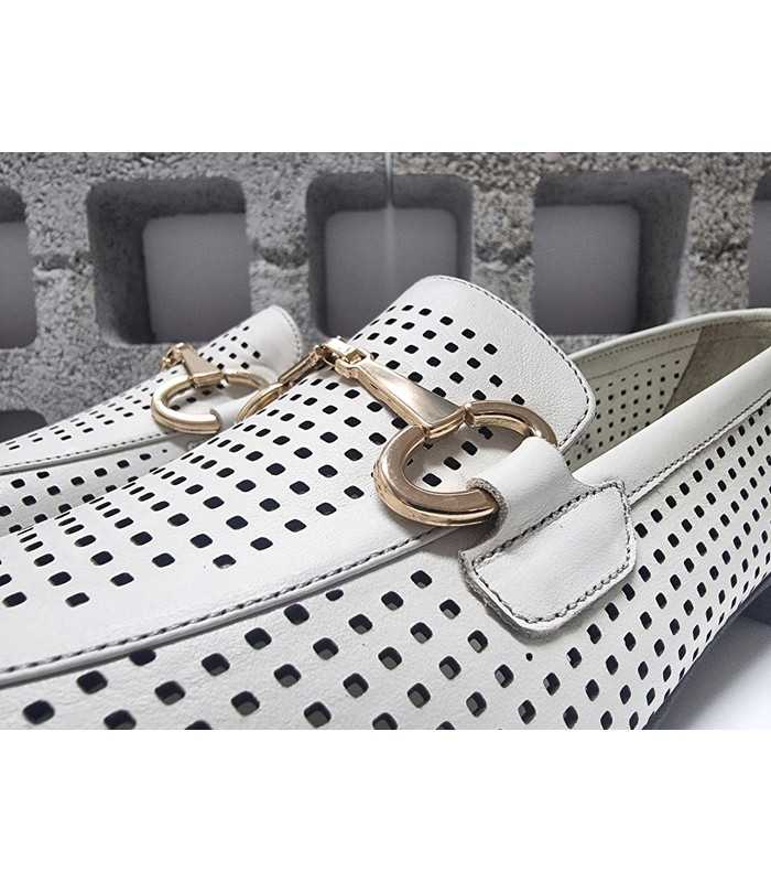 Detalle de la hebilla del mocasín mujer Walk Fly en piel calada blanca