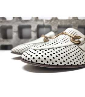 Primer plano del troquelado en la piel del mocasín mujer Walk Fly blanco