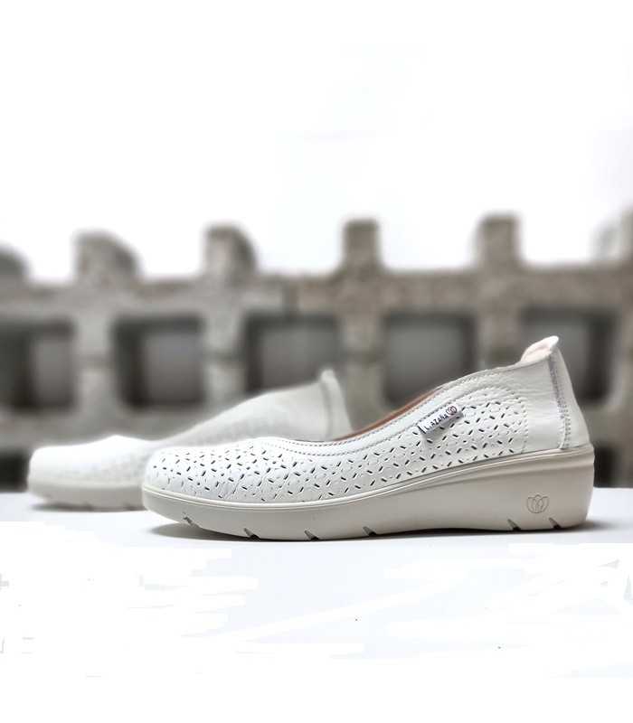 Vista de los dos perfiles del zapatos salón de horma nacha color blanco