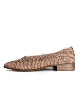 Zapato salón plano rafia elástica marrón de perfil