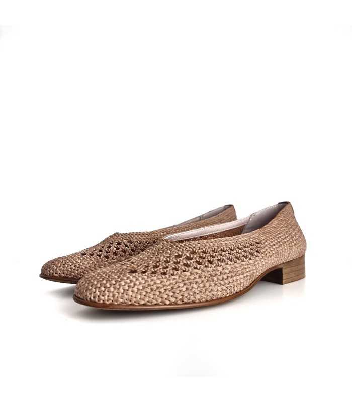Vista de medio perfil del zapato salón plano marrón de Nival