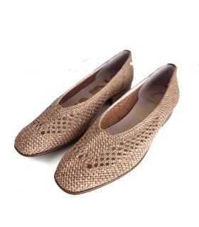 Detalle del tejido de rafia elástica marrón del zapato salón