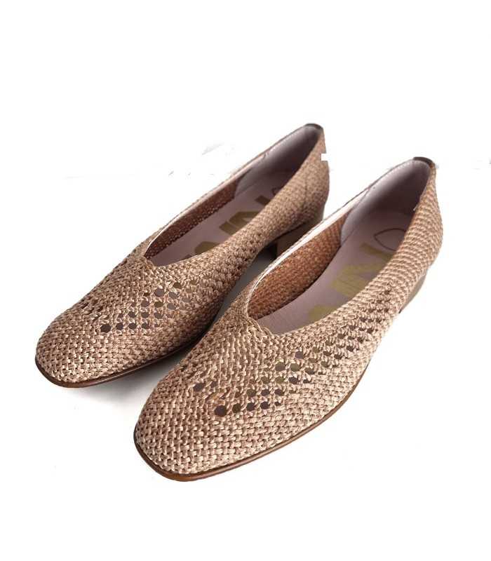 Detalle del tejido de rafia elástica marrón del zapato salón