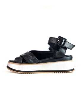 Sandalia mujer plataforma baja piel negro Walk Fly vista de perfil.