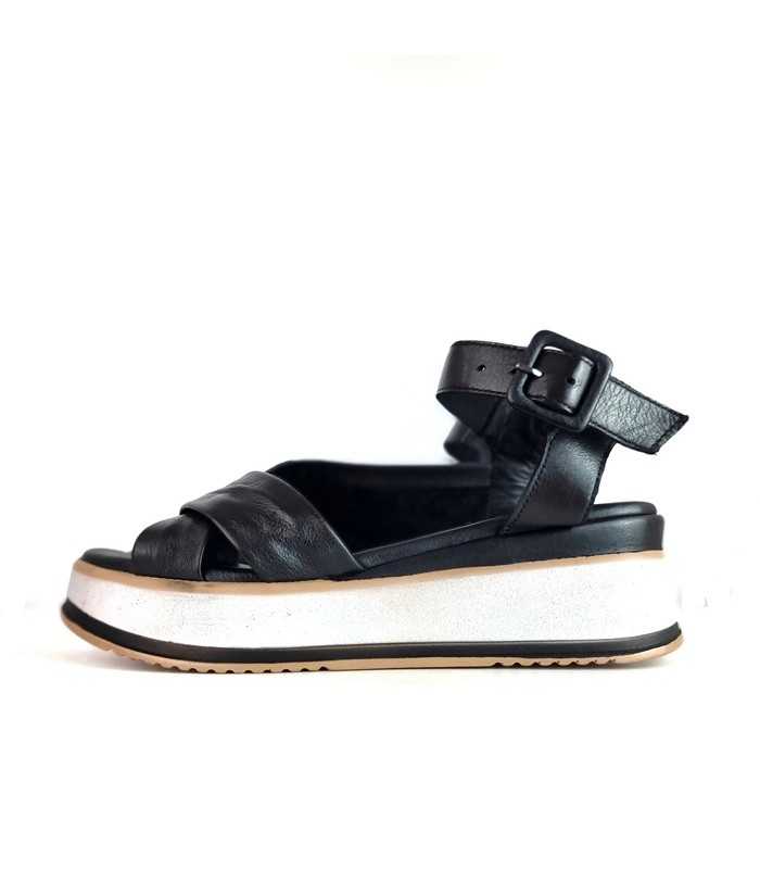 Sandalia mujer plataforma baja piel negro Walk Fly vista de perfil.