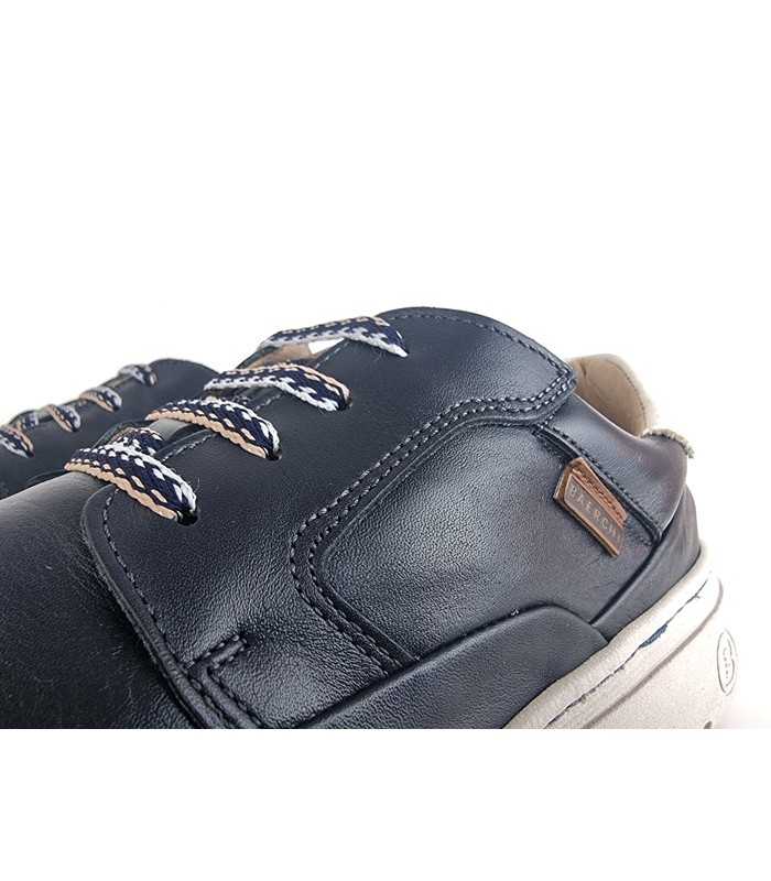 Detalle del cierre con cordones y costuras reforzadas.