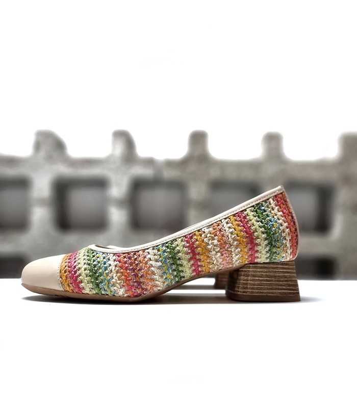 Zapatos salón de mujer en rafia trenzada multicolor con puntera en piel beige.