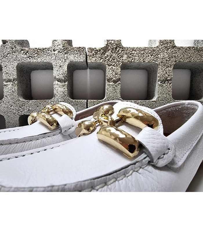detalle de hebilla dorada del zapato mocasin