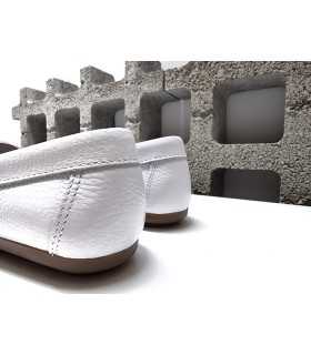 Zapato mocasin blanco hebilla dorada de DChicas para mujer con plantilla de gel visto desde atrás.