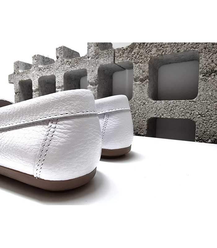 Zapato mocasin blanco hebilla dorada de DChicas para mujer con plantilla de gel visto desde atrás.