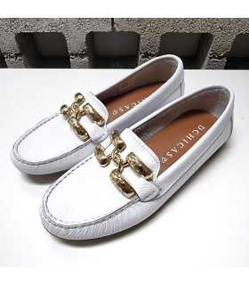 Zapato mocasín blanco hebilla dorada de DChicas para mujer con plantilla de gel visto desde arriba.
