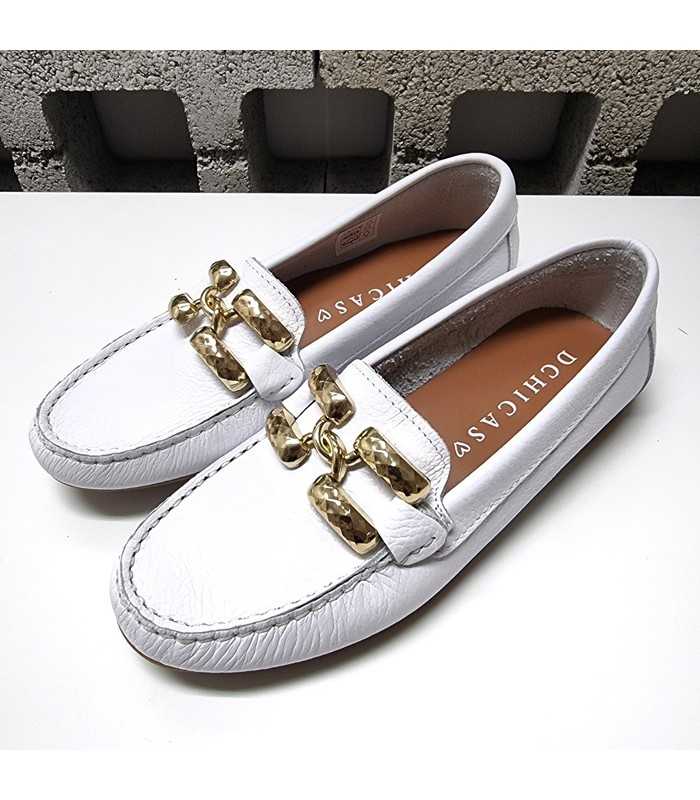 Zapato mocasín blanco hebilla dorada de DChicas para mujer con plantilla de gel visto desde arriba.
