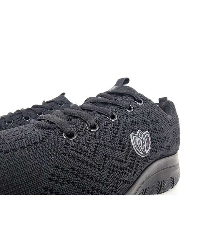 Detalle del cierre de cordones de Zapatilla deportiva Runner lady cordones negra de laura Azaña