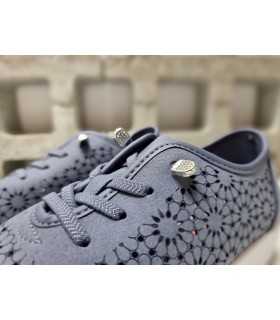 Deportivo para mujer Platino troquelado con flores del Doctor Cutillas azul