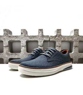 Imagen en ángulo medio del zapato Skechers Hyland-Ratner azul para hombre con cordones y tejido transpirable.