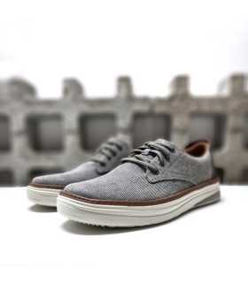 Imagen en ángulo medio del zapato Skechers Hyland-Ratner gris para hombre con cordones y tejido transpirable.
