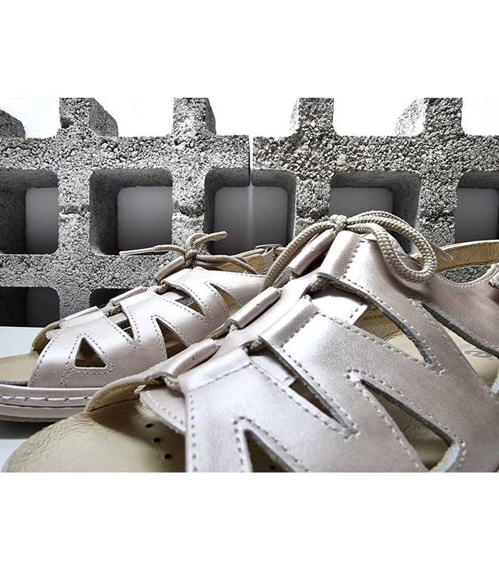 Detalle cordón ajuste sandalia piel blanca mujer Suave