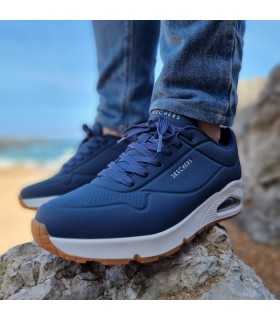 hombre con Deportivo hombre Stand On air azul de Skechers puesto