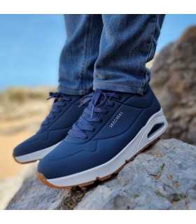 Vista lateral del Deportivo hombre Stand On air azul de Skechers puestas en un modelo hombre
