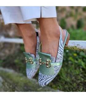 Zapato mujer destalonado Cuore de Nival puestos en modelo.