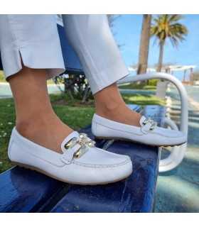 Zapato mocasin blanco hebilla dorada de DChicas para mujer con plantilla de gel