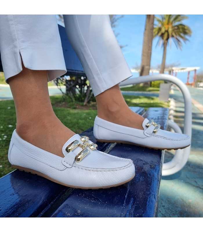 Zapato mocasín cómodo puesto en modelo