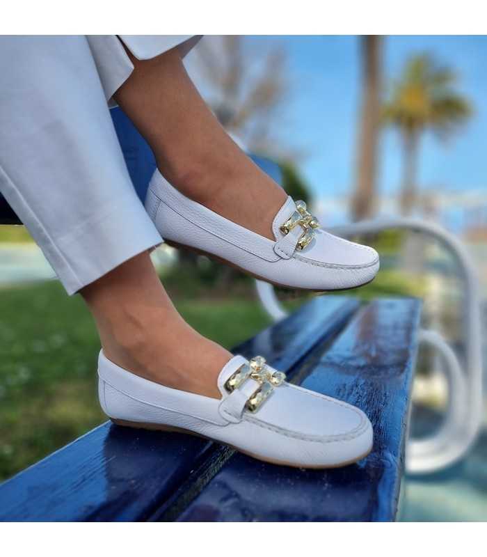 Zapato mocasin blanco hebilla dorada de DChicas para mujer con plantilla de gel