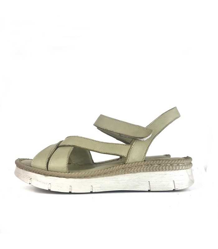 Sandalia verde de piel fabricada en España, ideal para verano vista de perfil