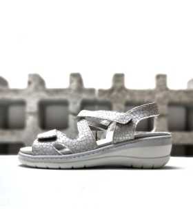 Sandalias mujer gris piel Suave vista lateral con cuña y velcros