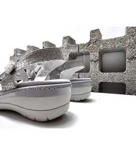 Vista trasera de sandalia Suave gris con hebilla ajustable