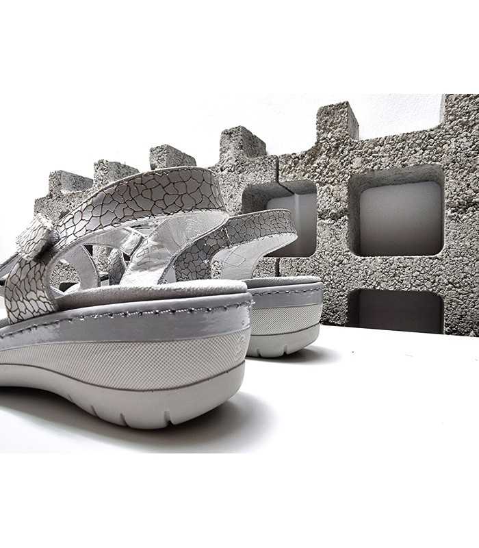 Vista trasera de sandalia Suave gris con hebilla ajustable