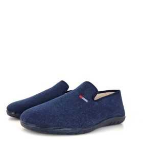 Foto de medio perfil: Detalle del textil y suela antideslizante de las zapatillas de casa azules de Cabrera de invierno.