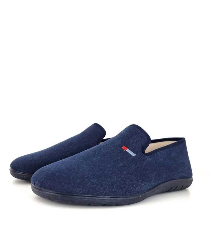 Foto de medio perfil: Detalle del textil y suela antideslizante de las zapatillas de casa azules de Cabrera de invierno.