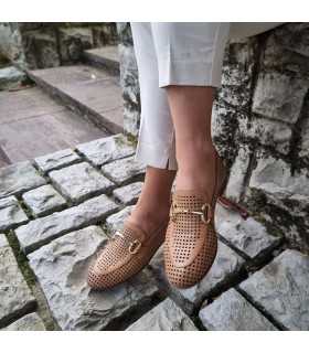 Mocasín mujer Walk Fly en piel troquelada puesto en los pies.